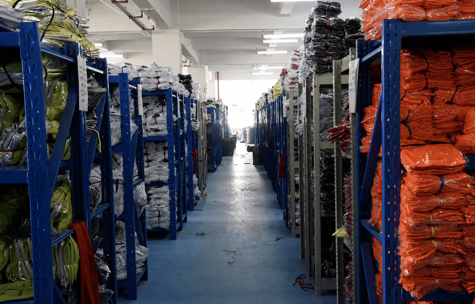 Lagergang mit Regalen voller verpackter Bekleidung