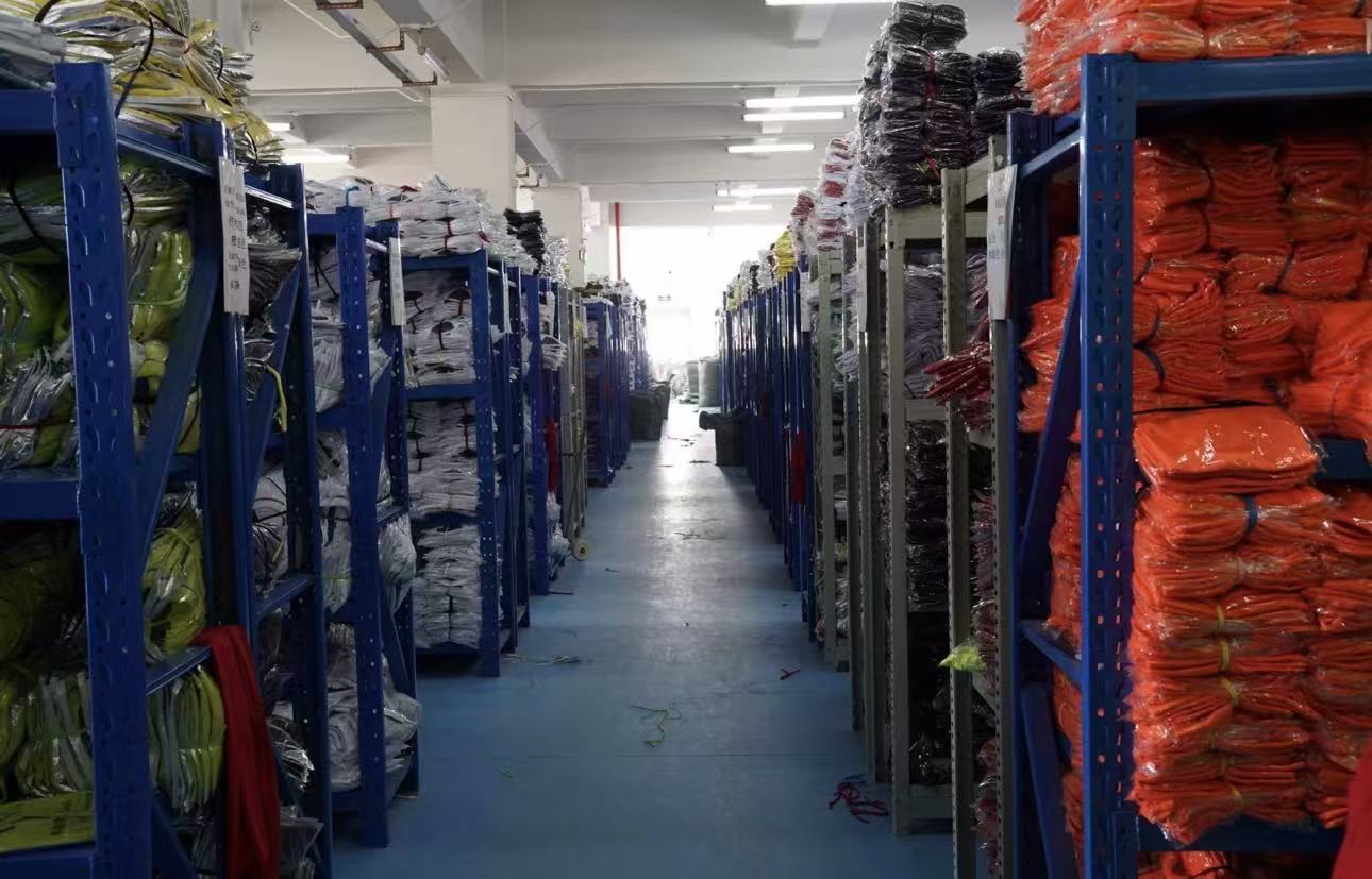 Lagergang mit Regalen voller verpackter Bekleidung