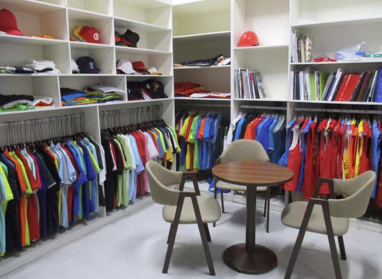 Bekleidungsmuster im Showroom des Herstellers