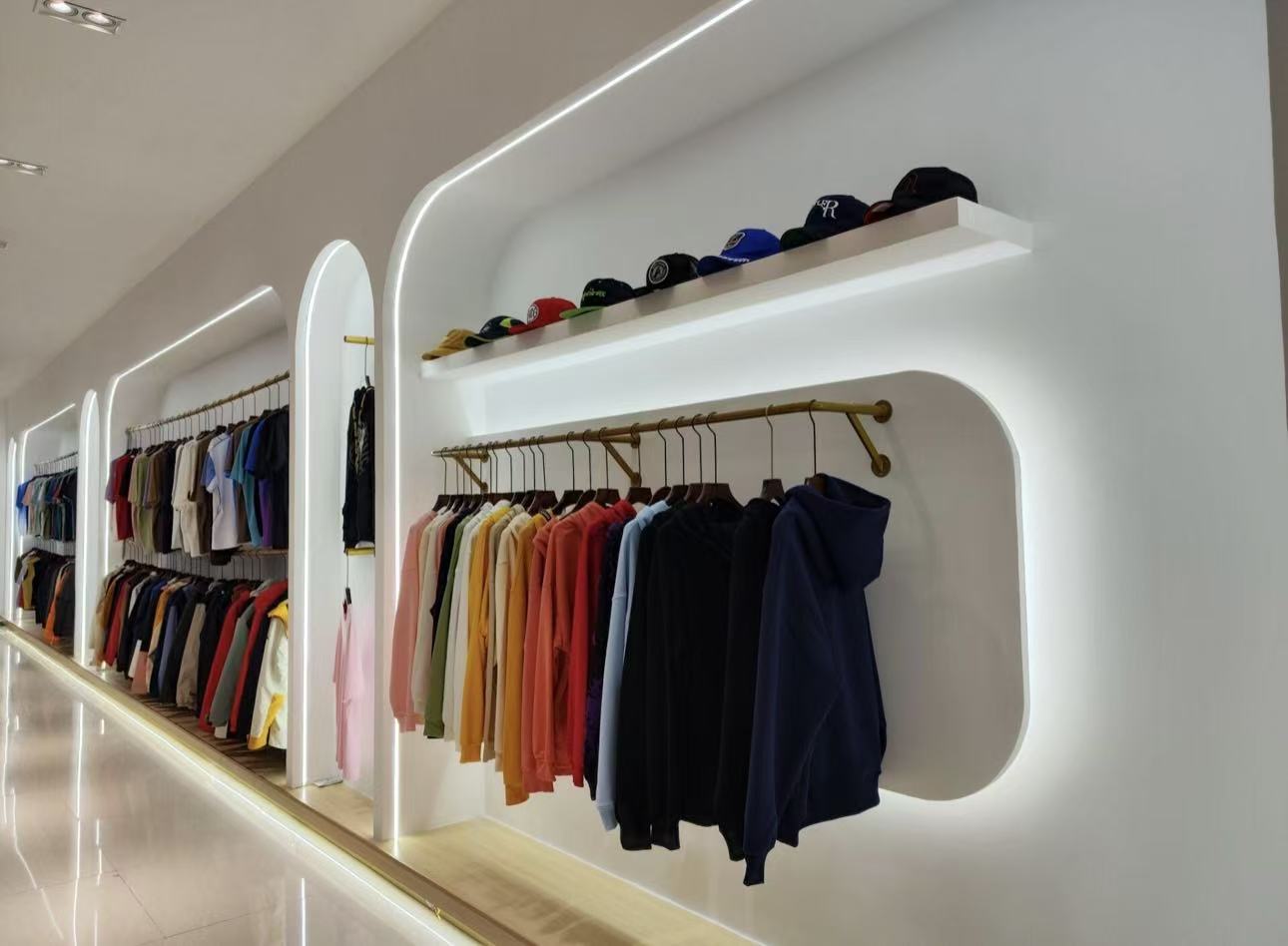 Showroom mit Bekleidungskollektion beim Hersteller